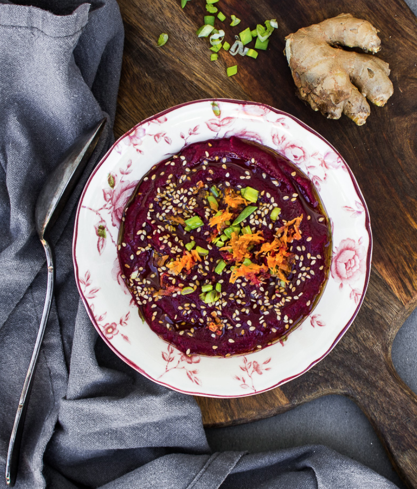 ENDIVIAS CON ANCHOAS, PECHUGA DE POLLO Y CREMA DE REMOLACHA